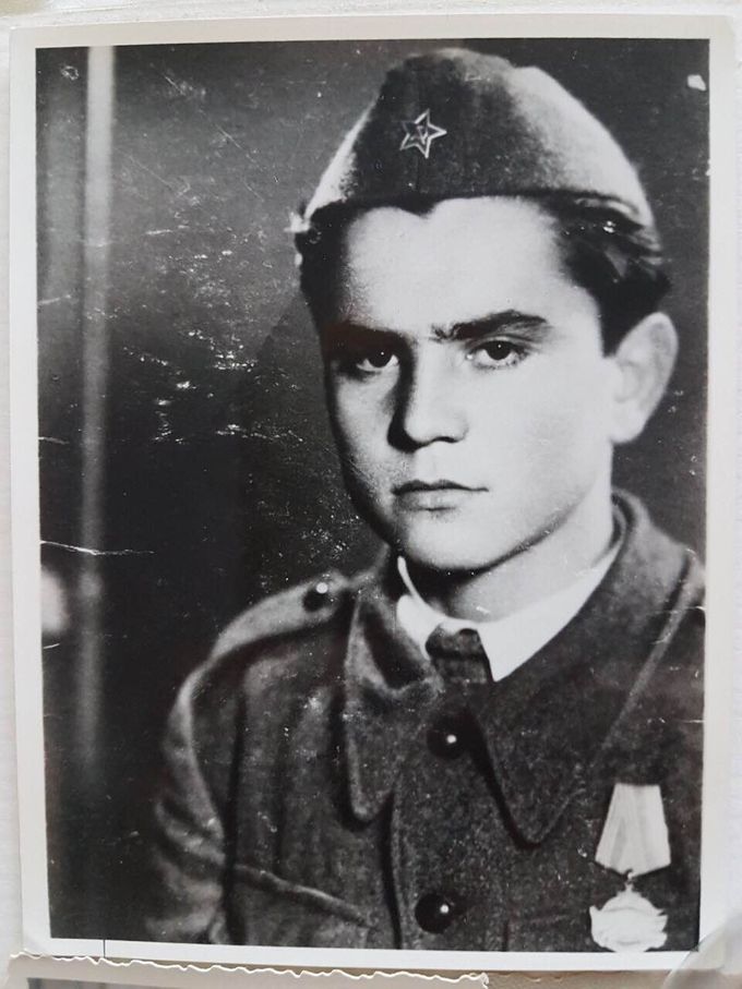 Moj otac ucestvovao u oslobadjanju Beograda od fasista. Slava mu i nezaborav. Bio u  nekoj crnogorskoj brigadi. Na slici je imao je 17 godina, i rodjen je 01.05.1927,  u Koritima opstina Bijelo Polje. U partizanima je bio od februara 1943. Posle rata je isao u oficirsku skolu. Penzionisan je u cinu potpukovnika. Sluzbovao je u Sarajevu, Beogradu , Kocanima, Ohridu , Skoplju i Sapcu gde je i penzionisan. Umro 2016 u Beogradu gde je ziveo od 1980.  Jedna mala digresija. Radeci na VMA imao sam priliku da upoznam kao pacijenta njegovog komandanta  narodnog heroja generala Spasoja Todorovica. Kada sam mu rekao da je on bio komandant mom ocu Vukomanu odgovorio mi je “ Vi ste Vukomanov sin ? Ako ste mali prst od njega dovoljno je za ceo zivot” i ja se ponosim time. Seca se sin Ljubo, i prilaze 