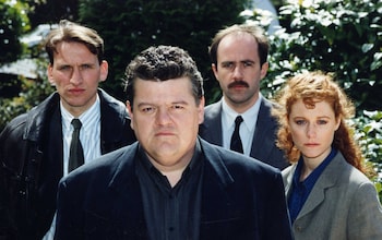 Christopher Eccleston, Robbie Coltrane, Lorcan Crannitch and Geraldine Somerville in Cracker